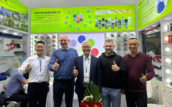 上海国际橡塑展与注塑厂客户合影留念