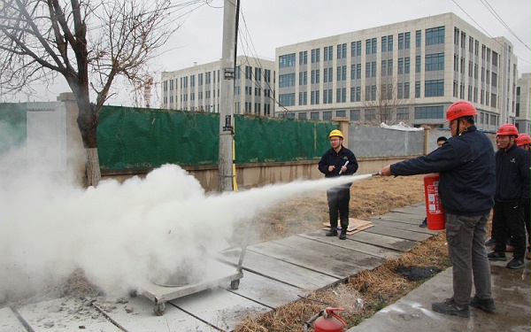 新同事练习灭火器的使用