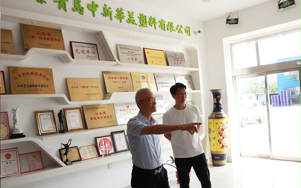 王总热情接待朱志华主任