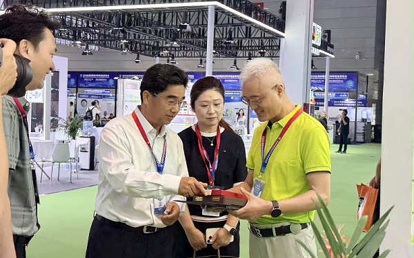 何盛宝理事长与王东总经理亲切交流