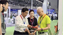 无锡展会|中国合成树脂协会何盛宝理事长莅临青岛中新华美展位指导交流