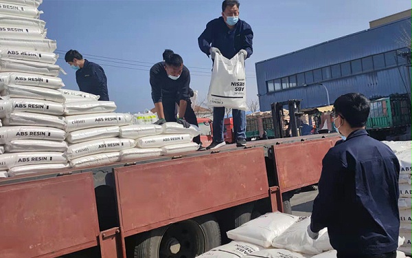 青岛中新华美总经理助理韩学林、张彩城亲自带领同事装卸物料200余吨