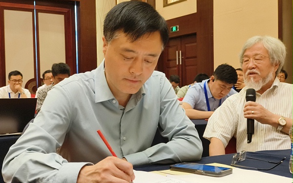 《塑料工业》理事会副理事长、第10届编委会编委、青岛中新华美总经理王东